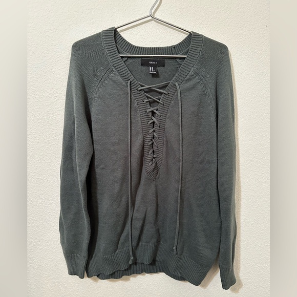Forever 21 Sweaters - 🍩EUC🍩 FOREVER 21 Knit Chunky Sweater V-Neck With Lace Up Chest